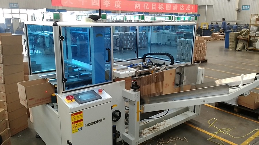 企業(yè)在選擇自動開箱機的時候,要注意企業(yè)目前的膠帶尺寸
